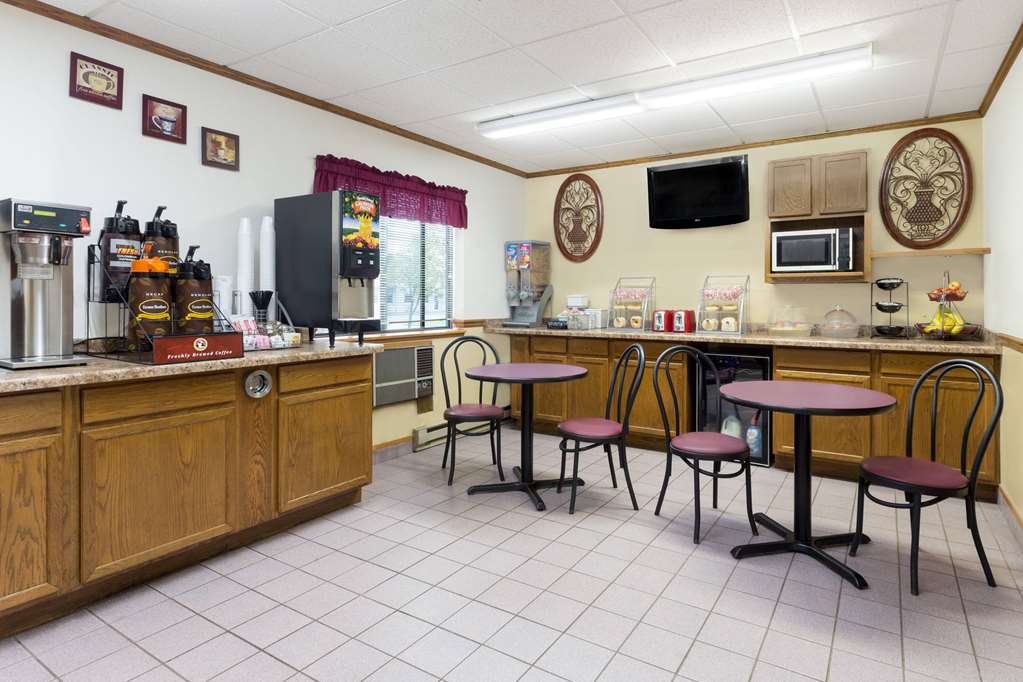 Super 8 by Wyndham Antigo - photo 15