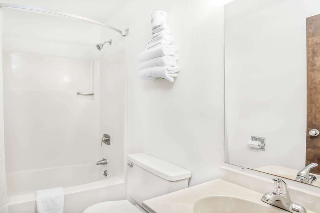 Super 8 by Wyndham Montgomery Maybrook - photo 4