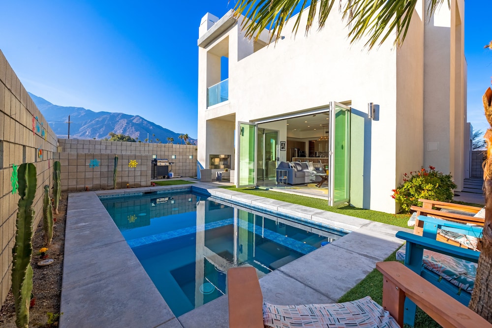 Breathtaking Luxury Villa Architectural Jewel — 4-Star Luxury Hotel in Palm Springs, United States