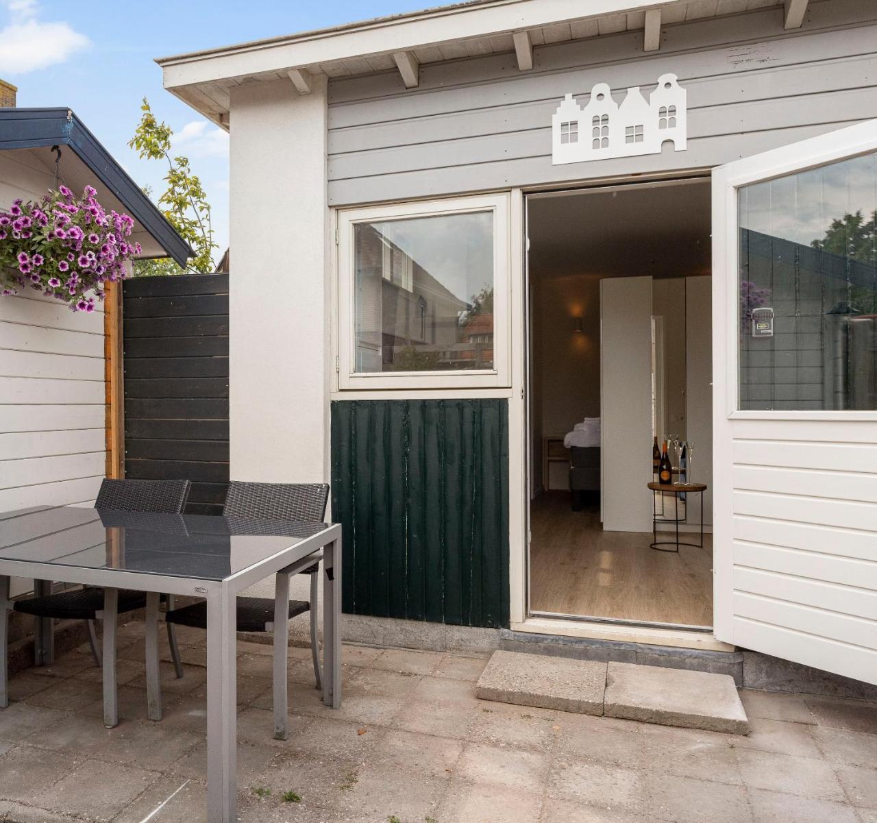 Studio Baarn with Patio Airco Pantry Bedroom Bathroom Privacy Amsterdam Utrecht