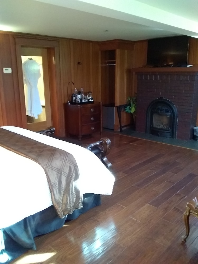 Noyo Harbor Inn Restaurant and Tavern - photo 35