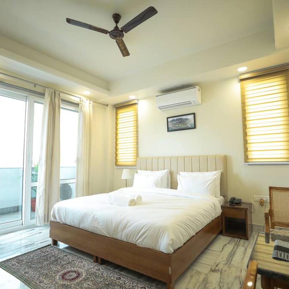 Child Friendly Retreat w Balcony tub King Bed