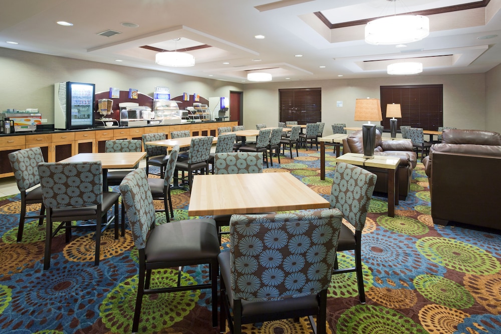 Holiday Inn Express & Suites Rochester Mayo Clinic Area by IHG - photo 20