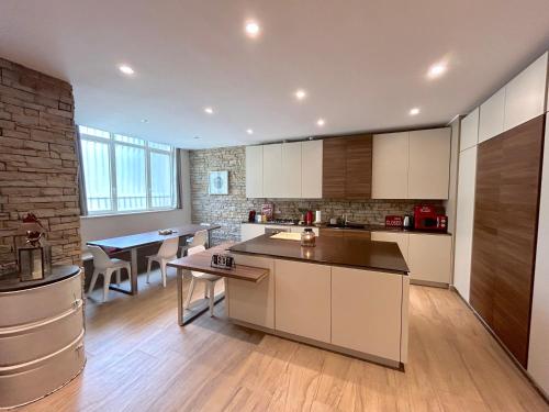 R39 Elegant Apartment with Private Parking — 4-Star Luxury Hotel in Milan, Italy
