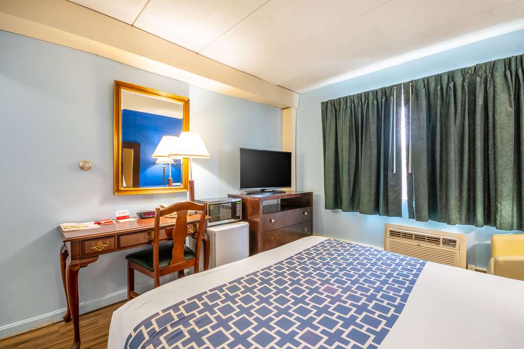 Econo Lodge Inn & Suites Windsor Locks Bradley Airport - photo 7