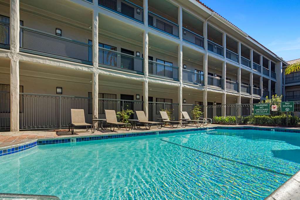 La Quinta Inn & Suites by Wyndham Orange County Airport - photo 11