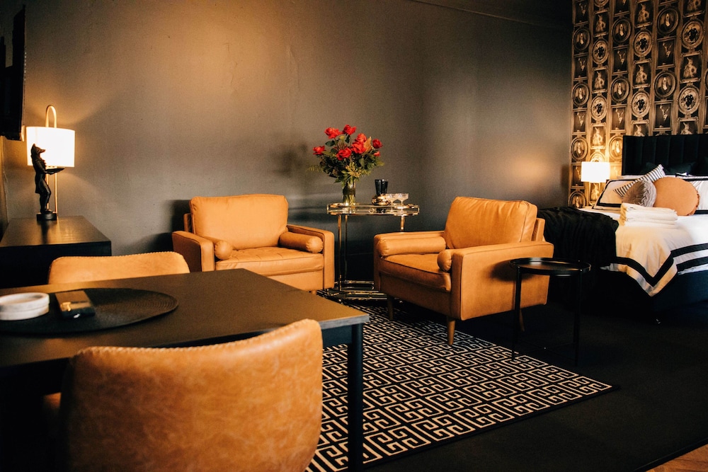 Rooms of Renown The Panaretto Parlour — 4-Star Luxury Hotel in Leeton, Australia
