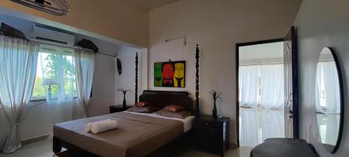 J House 4 Apartments with balconies NO kitchen Thalassa 1min away — 4-Star Luxury Hotel in Solim, India