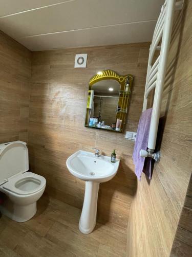 Isolated second floor for rent with separate kitchen and bathroom