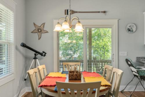 A Sloth's Retreat by Oak Island Accommodations - photo 48