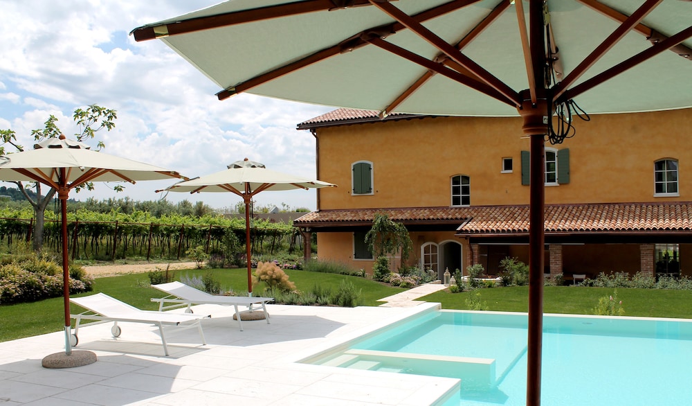 Ca' Muretta Relais — 4-Star Luxury Hotel in Bardolino, Italy