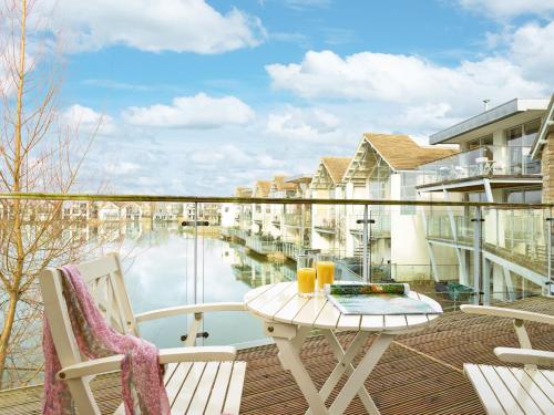 Lakeside property with spa on a nature reserve Bellewater HM32 in Stow On The Wold, United Kingdom