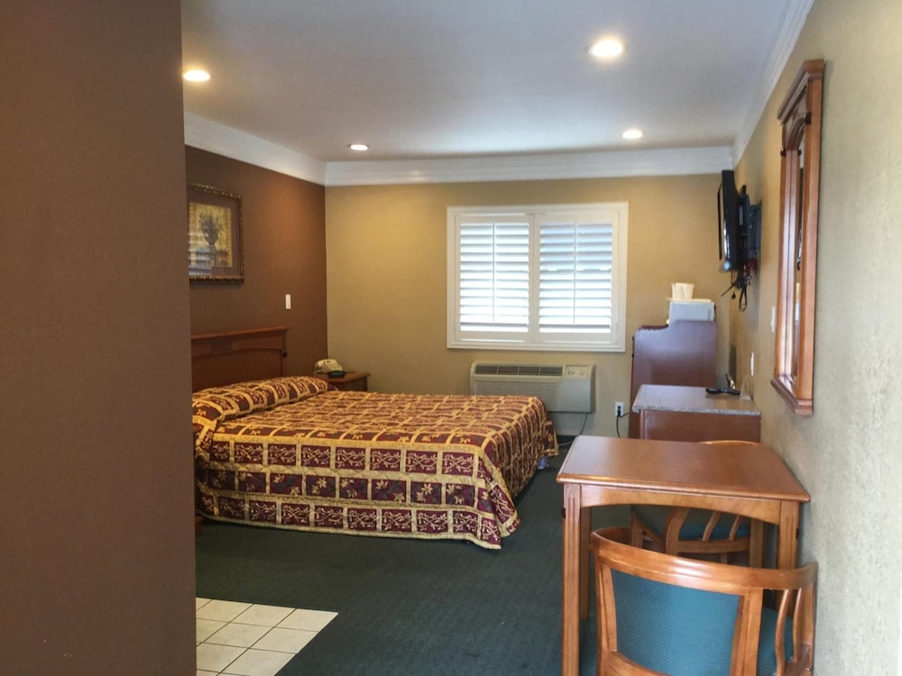Beverly Inn - photo 22