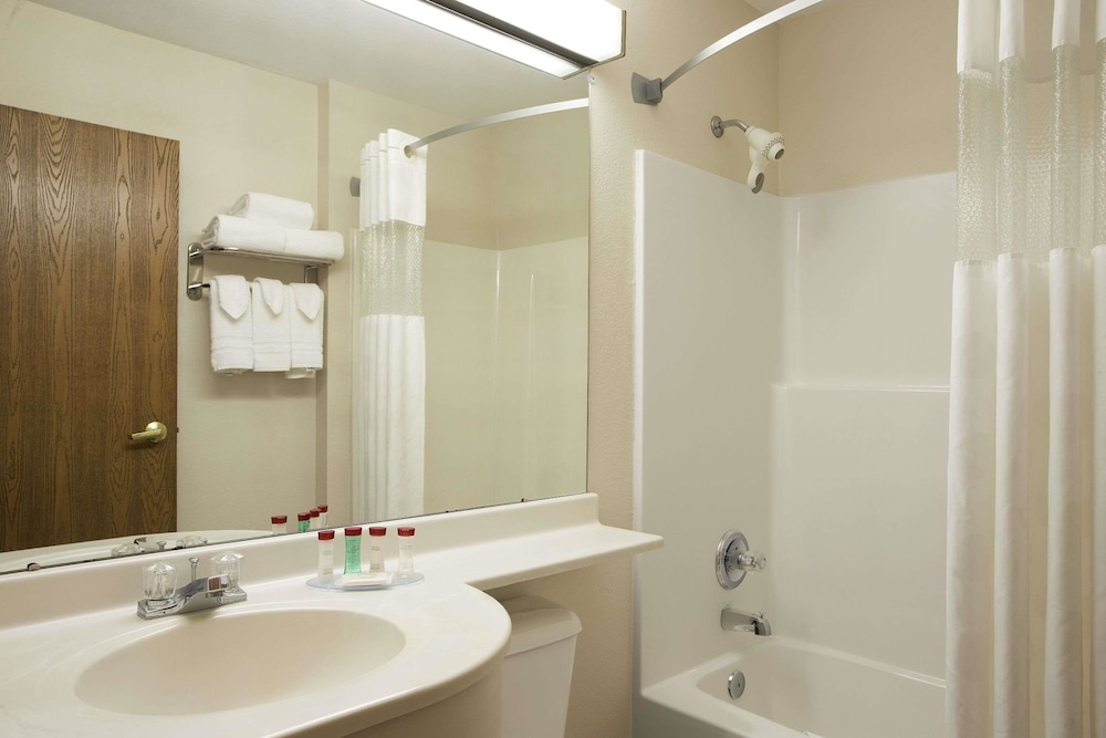 Ramada Limited by Wyndham Bloomington I 55 & I 74 IL - photo 16