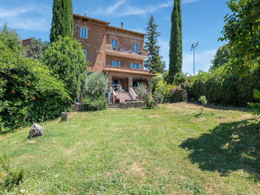 Pet friendly Umbria Villa — 4-Star Luxury Hotel in Castiglione Del Lago, Italy