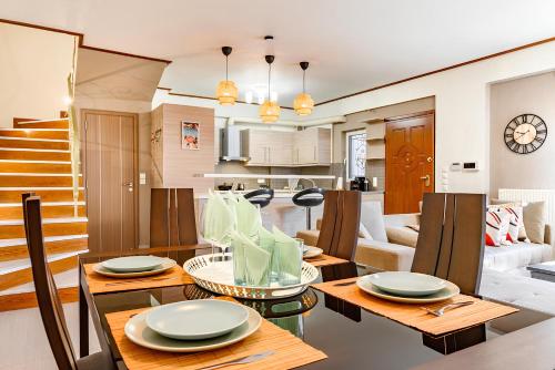 Lovehome 4BD Villa with views 15mins to airport 10mins to MEC ΑΕ 2mins to bus stop 10mins to Suburban Railway on foot — 4-Star Luxury Hotel in Athens, Greece