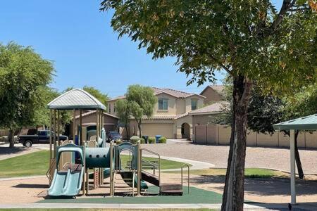 NEW 5BR Home 20 min from Phoenix AT — 4-Star Luxury Hotel in Avondale, United States