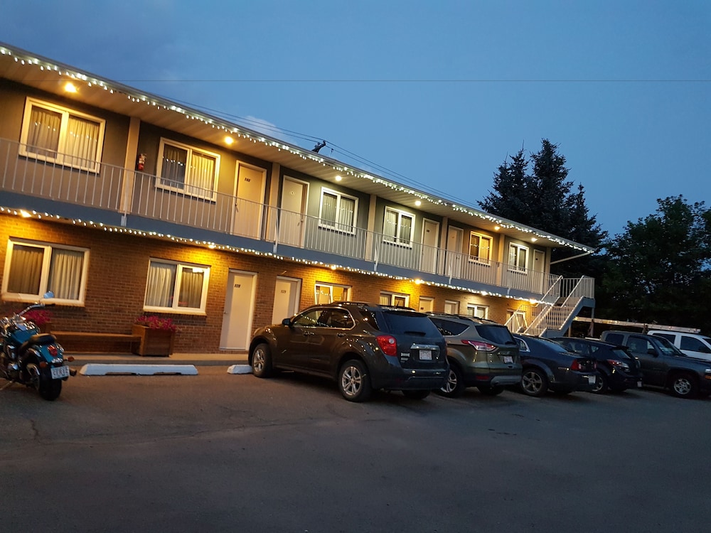 Econo Lodge Inn & Suites — hotel in Pincher Creek