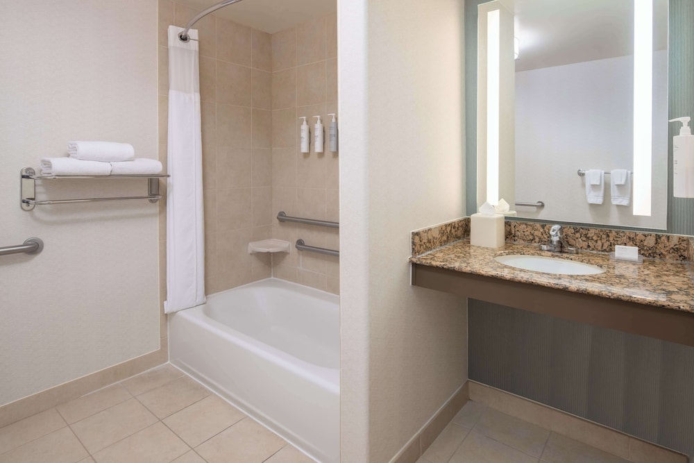 Hilton Garden Inn Fontana - photo 27