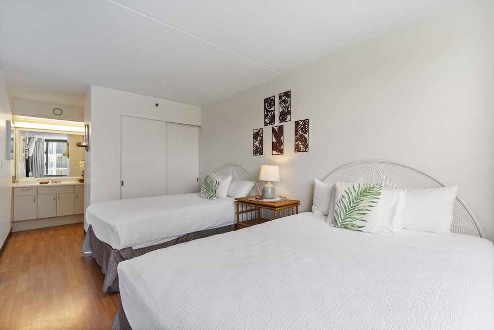 Spacious and Comfortable Ocean View Waikiki Banyan Condo FREE Parking by Koko Resort Vacation Rentals - photo 3