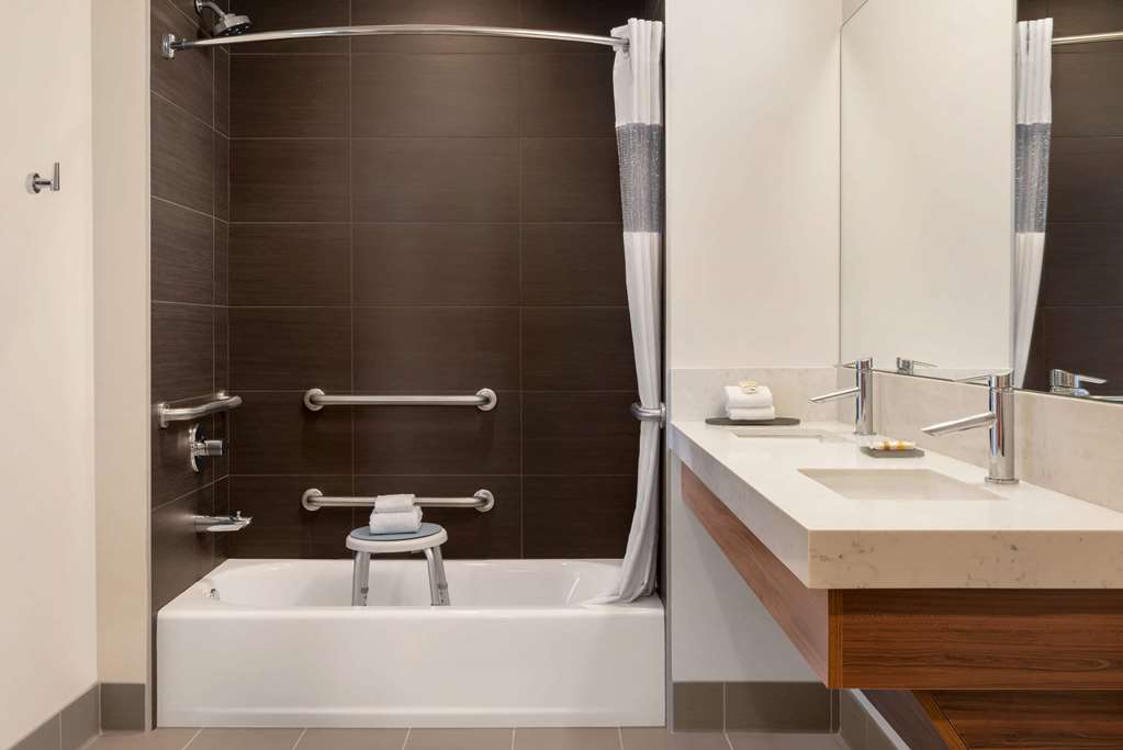 La Quinta Inn & Suites by Wyndham San Luis Obispo Downtown - photo 40