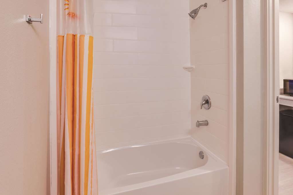 La Quinta Inn & Suites by Wyndham Philadelphia Airport - photo 14