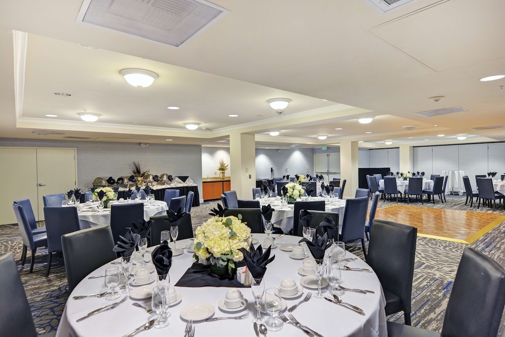 Embassy Suites by Hilton Valencia - photo 29