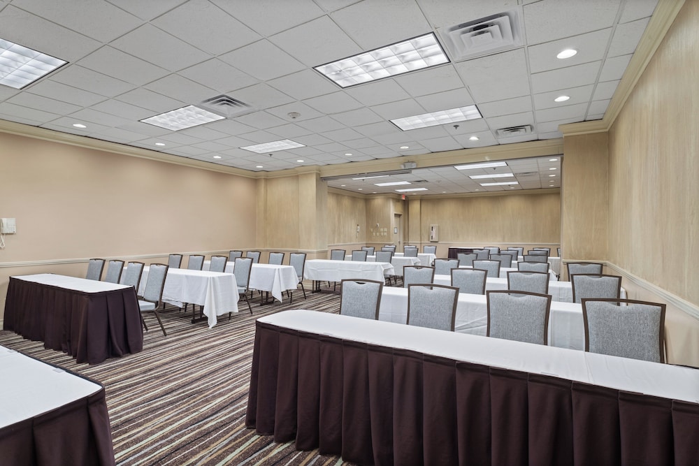 Crowne Plaza Executive Center Baton Rouge by IHG - photo 131