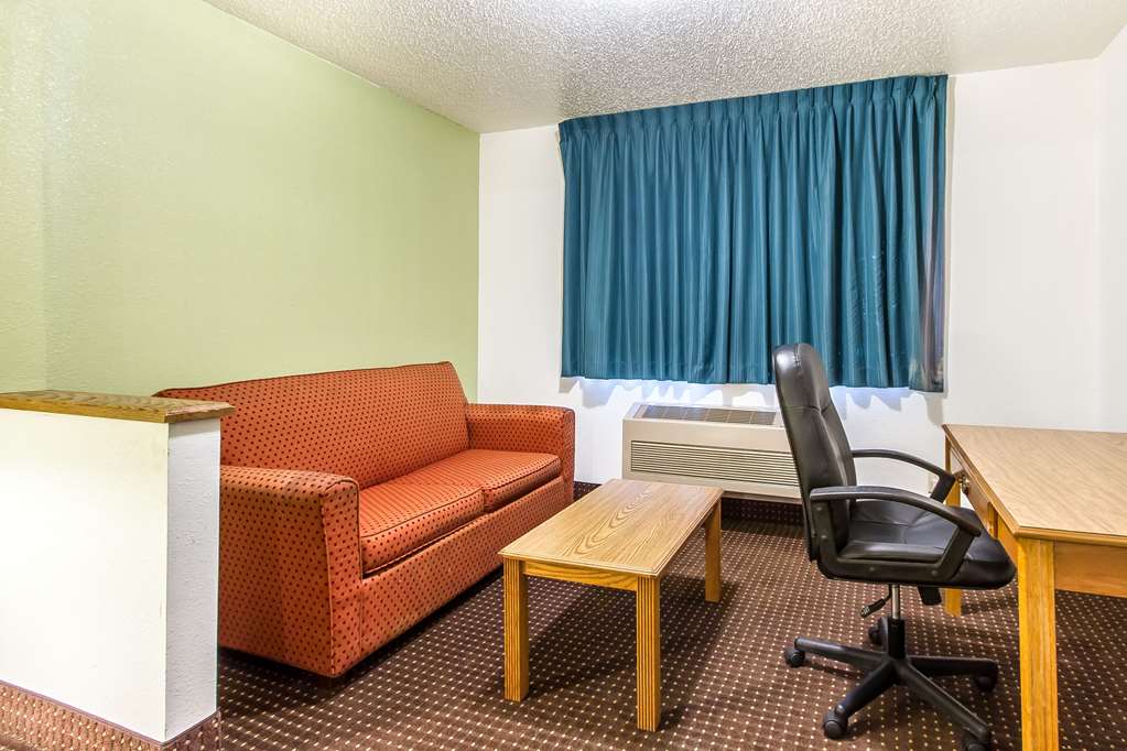 Econo Lodge Inn & Suites Pekin Peoria Area - photo 22