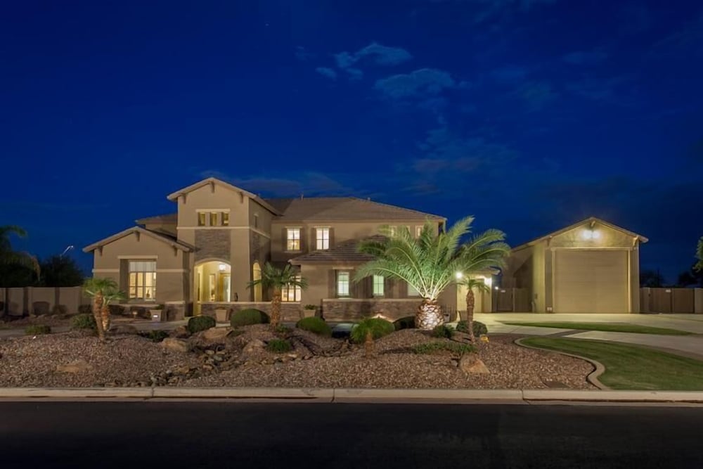 The Sound Of Freedom By Signature Vacation Rentals — 4-Star Luxury Hotel in Surprise, United States