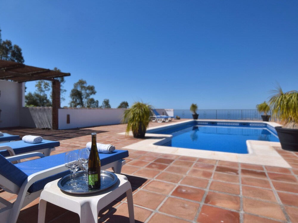 Villa in Sayalonga with Private Pool — Sayalonga — photo 2