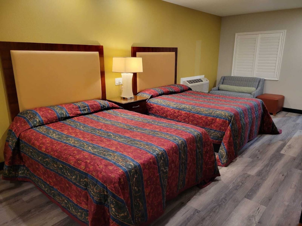 Stadium Inn & Spas - photo 20