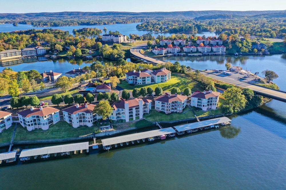 Pool and Dock Access Lakefront Hot Springs Condo — 4-Star Luxury Hotel in Hot Springs, United States