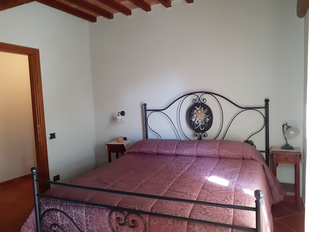 Agriturismo Alle Rose — 4-Star Luxury Hotel in Volterra, Italy