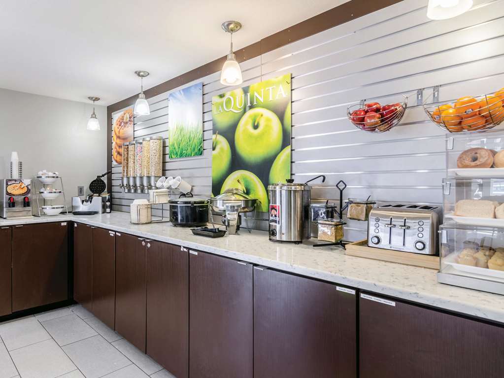 La Quinta Inn & Suites by Wyndham Kansas City Airport - photo 44