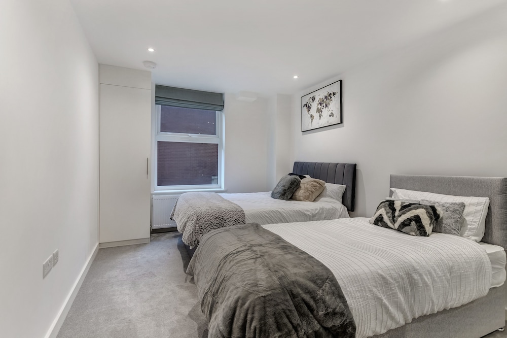 1 Bed Sleeps 3 Free Parking Wifi — 4-Star Luxury Hotel in Slough, United Kingdom