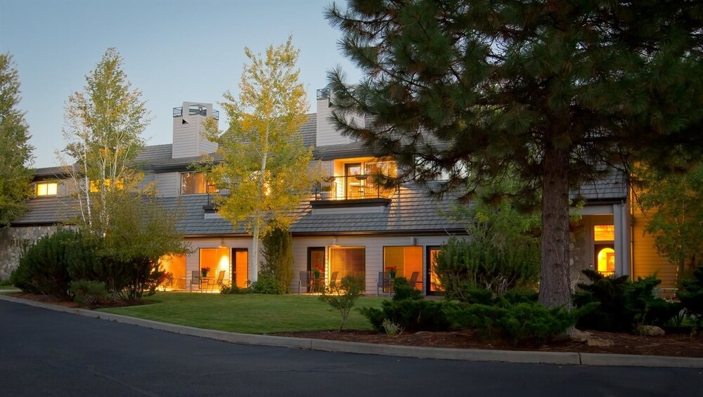 Pine Ridge Inn - carbon neutral hotel in Bend