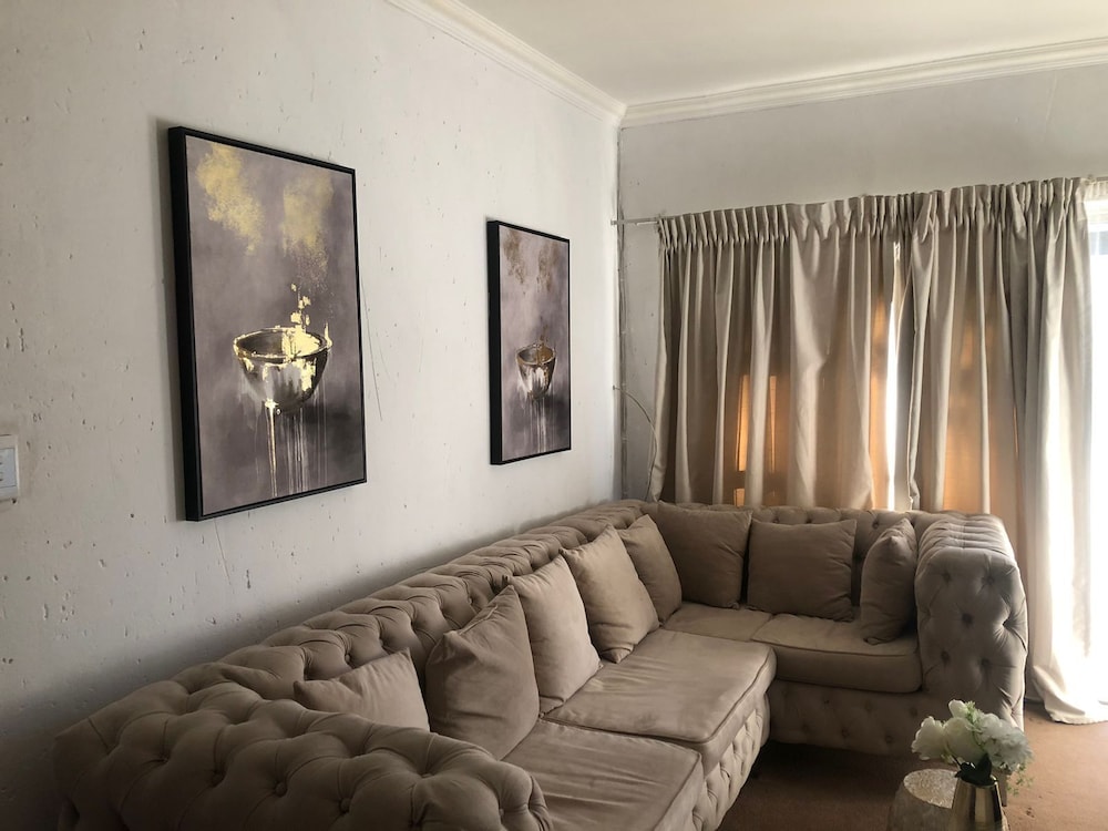 Inviting 3 Bed Apartment in Edenvale — 4-Star Luxury Hotel in Edenvale, South Africa