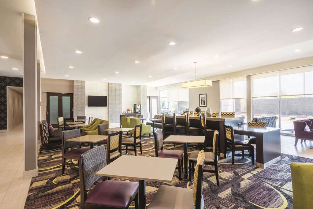 La Quinta Inn & Suites by Wyndham Memphis Downtown - photo 30
