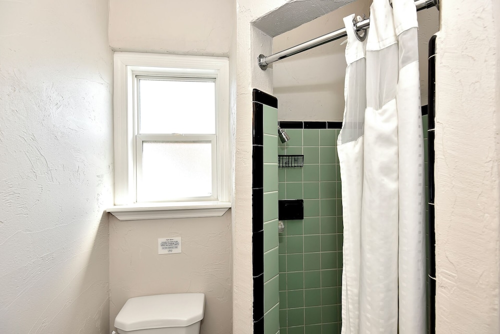 Shoreline Suites & Cabana Cottages - photo 105