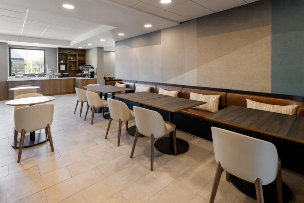 Holiday Inn & Suites Columbia NE Ft Jackson Area by IHG - photo 21