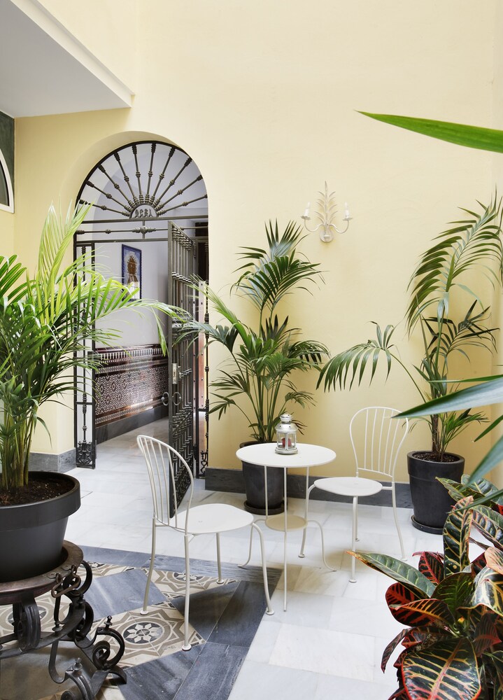 Apartamentos Mariscal — 4-Star Luxury Hotel in Sevilla, Spain