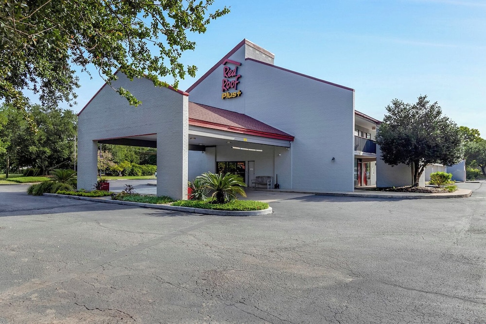 Red Roof Inn PLUS Mt Pleasant Patriots Point - featured photo