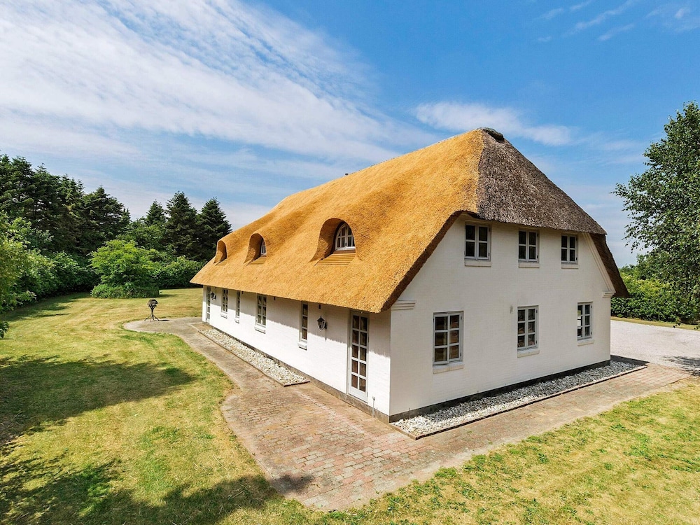 Luxury Retreat with Hot Tub By Traum Ferienwohnungen — 4-Star Luxury Hotel in Gram, Denmark