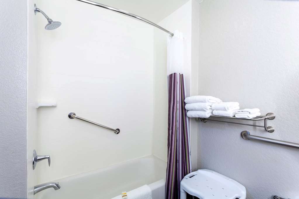 La Quinta Inn & Suites by Wyndham Port Orange Daytona - photo 28