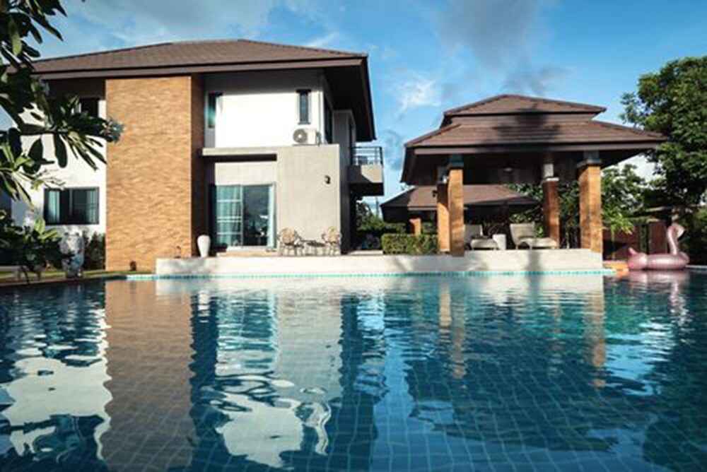 Moin Skyline Poolside Villa Chiangmai — 4-Star Luxury Hotel in Chiang Mai, Thailand