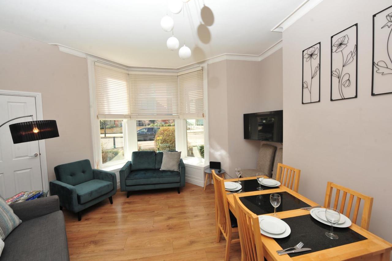 Strawberry One 3 en suite bedrooms Private Parking Harrogate Holiday Apartments