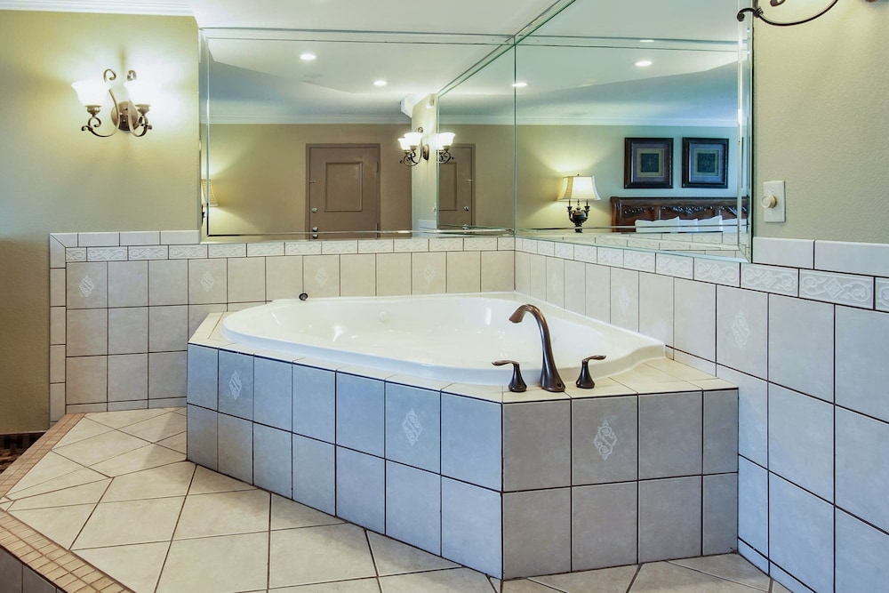Days Inn & Suites by Wyndham Johnson City - photo 7