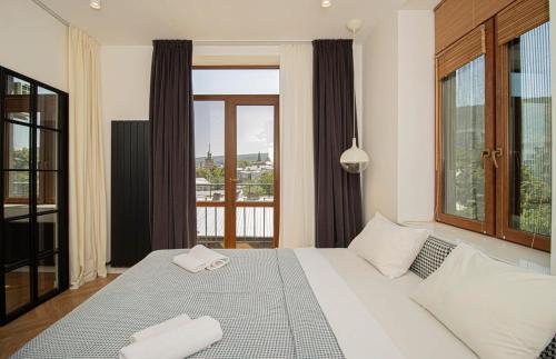 Chic 2BR Center Apt with View By Wehost