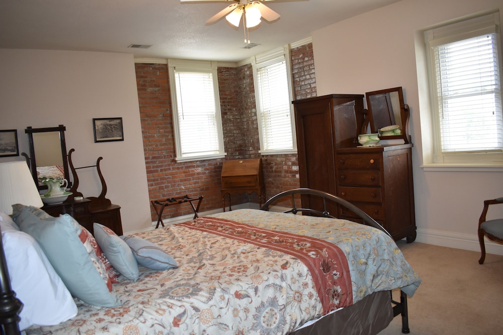 Hermann Crown Suites - photo 5